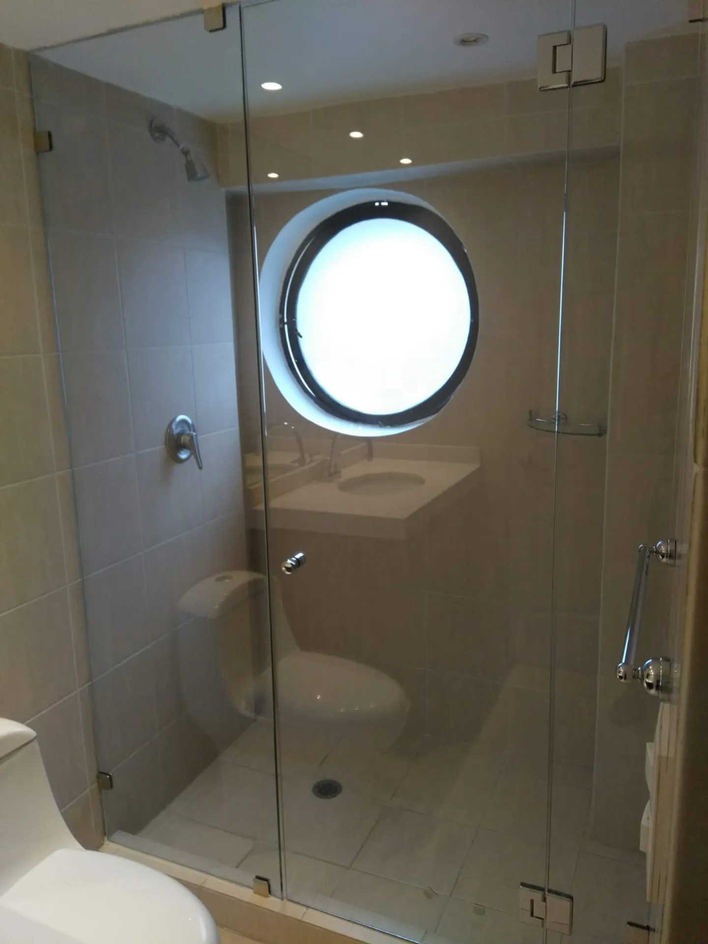 Detalle de cancelería de baño